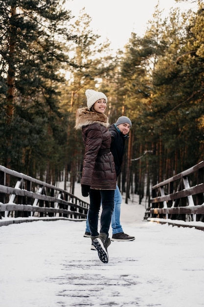 Homme et femme à l'extérieur ensemble pendant l'hiver