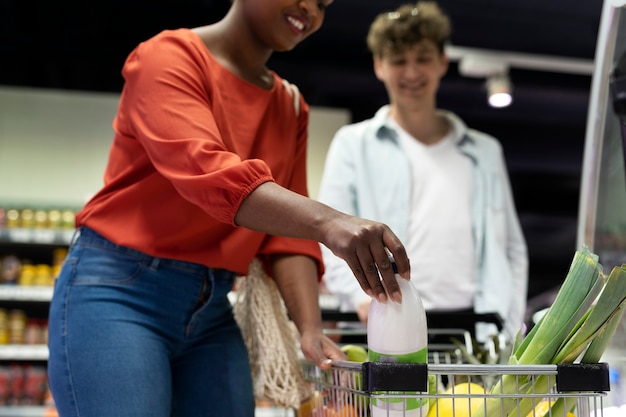 Photo gratuite homme et femme faisant du shopping à l'épicerie