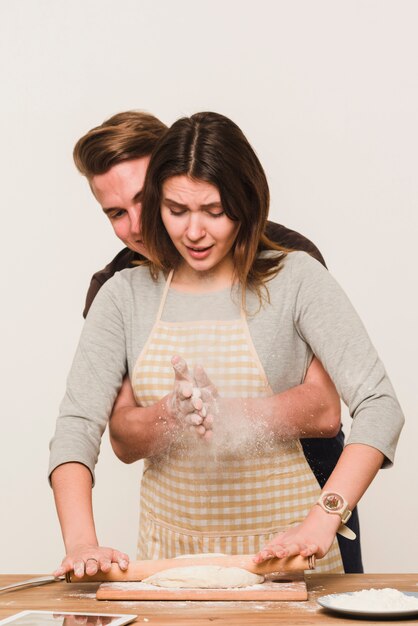 Homme et femme faisant la pâte