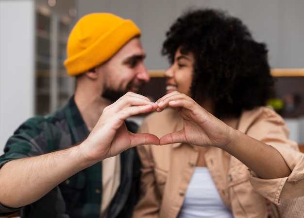 Photo gratuite homme et femme faisant signe de cœur avec leurs mains