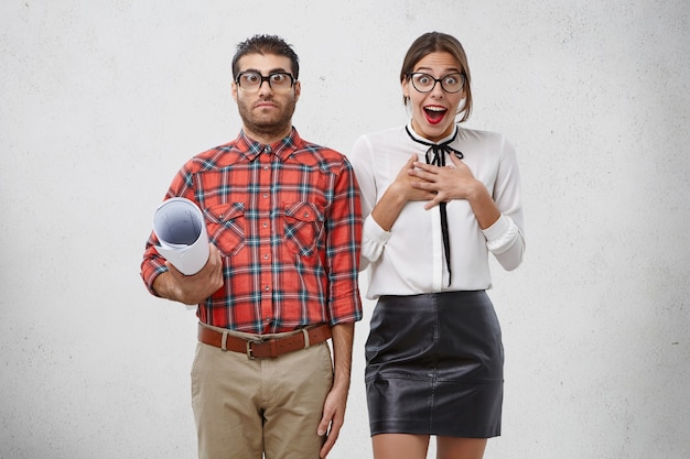 Photo gratuite homme et femme habillés formellement