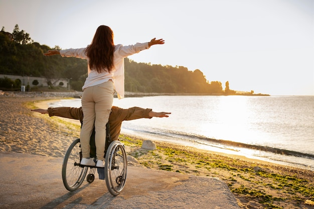 Photo gratuite homme et femme handicapés de plein coup en vacances