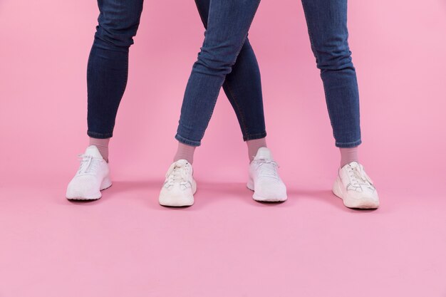 Homme et femme jambes en jeans et baskets