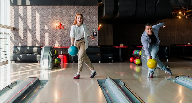 Homme, femme, lancer, boules bowling, allée