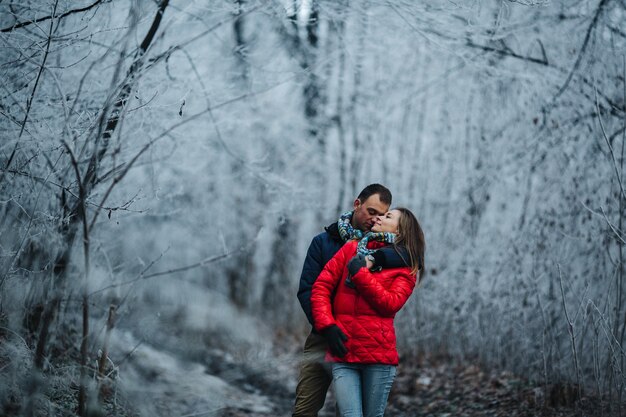 Homme et femme marchant ensemble sur le parc d'hiver