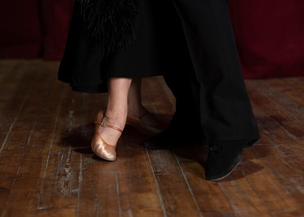 Homme et femme montrant la danse de salon ensemble