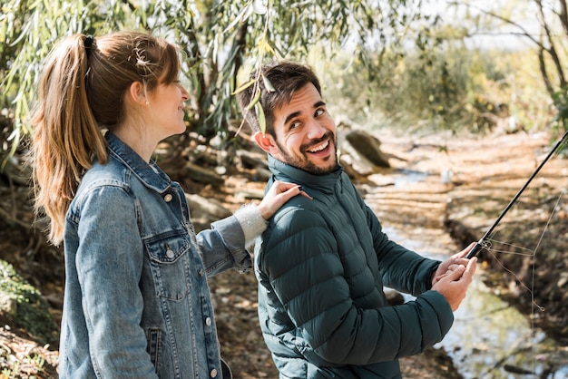 Photo gratuite homme, à, femme pêche, dans, rivière