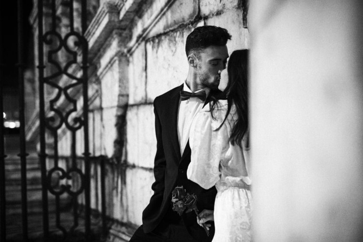 Photo gratuit homme, femme, penchant, mur