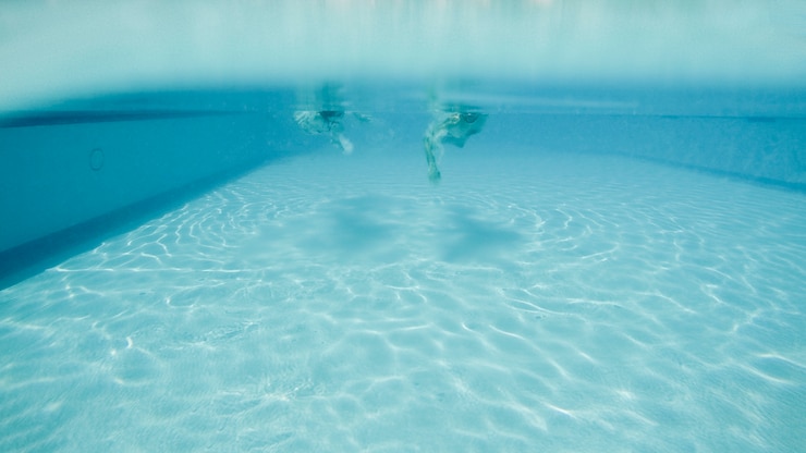 Photo gratuit homme et femme plongeant dans la piscine
