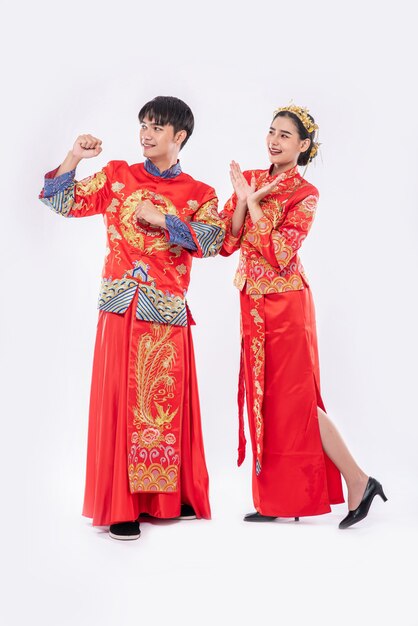 Un homme et une femme portent un costume Cheongsam heureux que l'événement se produise le nouvel an chinois