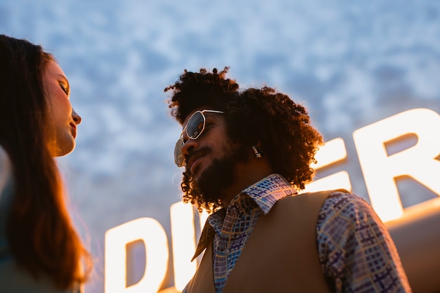 Homme et femme posant dans un style rétro à l'extérieur du restaurant