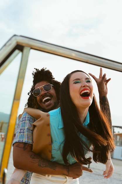 Photo gratuite homme et femme posant dans un style rétro avec voiture