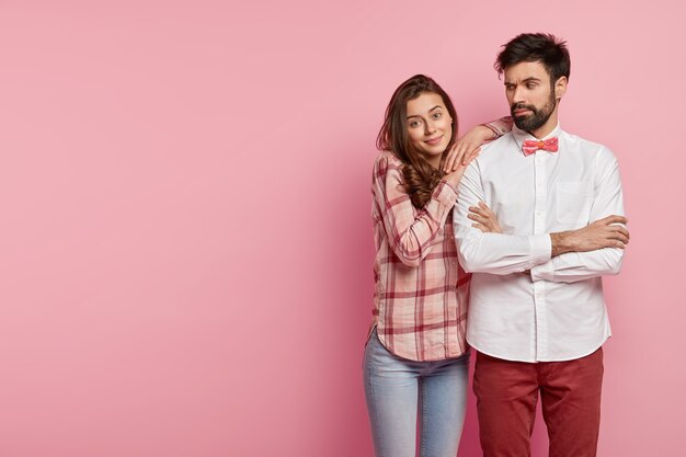 Homme et femme posant dans des vêtements colorés