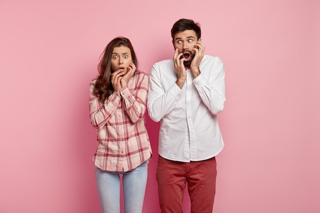 Homme et femme posant dans des vêtements colorés