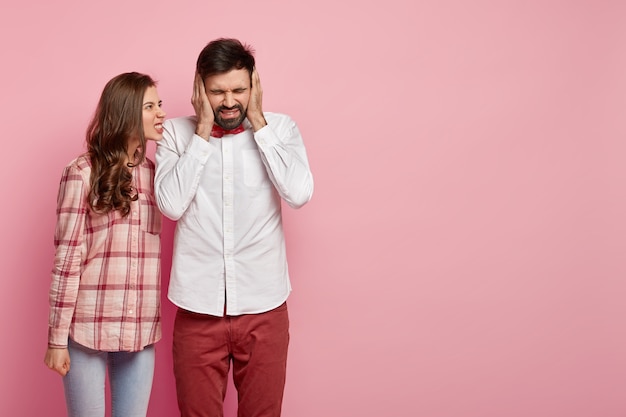 Homme et femme posant dans des vêtements colorés