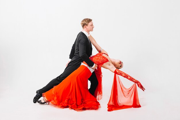 Homme et femme en position de danse de salon