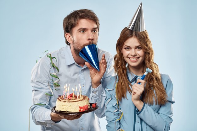 Photo Gratuite Senior Couple Heureux Tenant Un Gateau D Anniversaire Avec Une Bougie Photo Gratuite Senior Couple Heureux Tenant Un Gateau D Anniversaire Avec Une Bougie