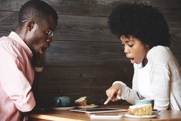 Homme et femme prenant un café au café