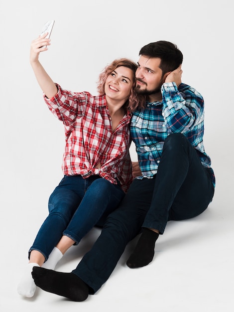 Photo gratuite homme et femme prenant selfie pour la saint-valentin