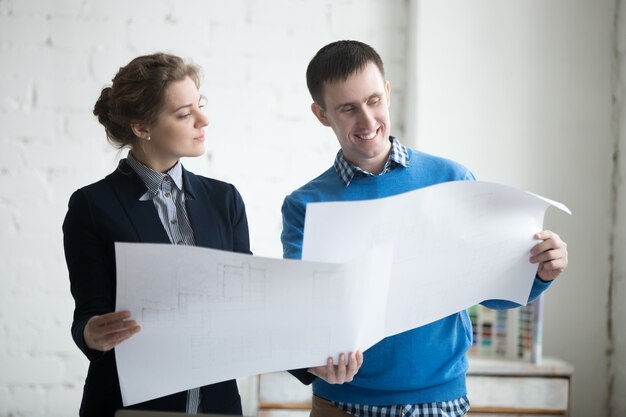 Homme et femme regardant une recette