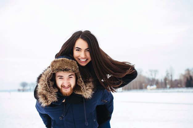 Homme et femme s'amusant et jouant à l'extérieur