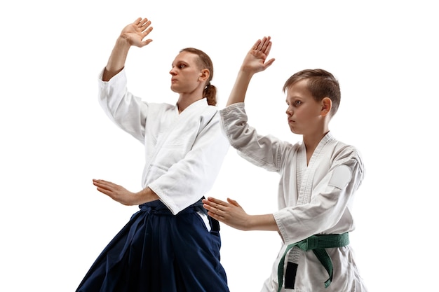 Photo gratuite homme et femme se battant à la formation d'aïkido à l'école d'arts martiaux