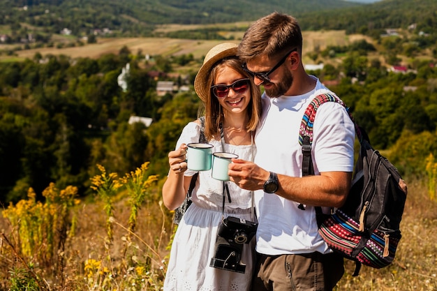 Homme et femme se tenant et buvant du café