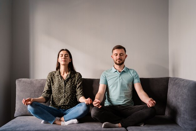 Homme, femme, séance, Sofa, lotus, pose