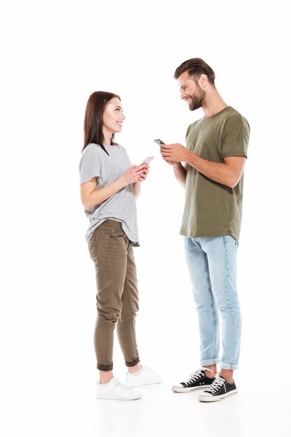 Homme et femme avec des smartphones se regardant