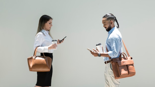 L'homme et la femme sont accros à leur téléphone même à l'extérieur