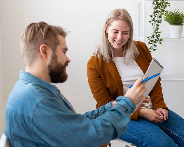 Homme et femme souriante discutant