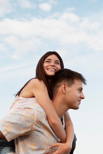 Homme et femme souriants de coup moyen