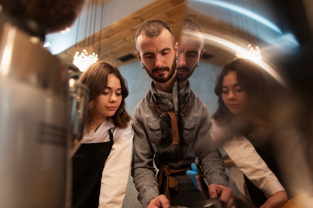 Homme et femme avec tablier travaillant dans un café