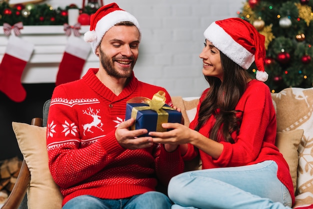 Homme et femme tenant une boîte à cadeaux