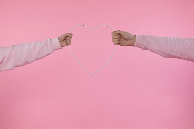 Homme et femme tenant un symbole décoratif du coeur