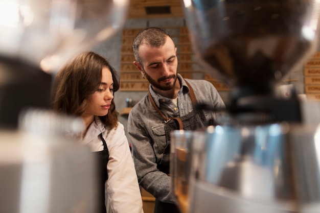 Homme et femme travaillant dans un café