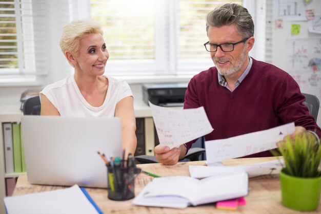 Homme et femme travaillant derrière le bureau