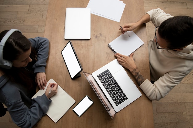 Homme et femme travaillant ensemble depuis la maison au bureau