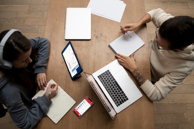 Homme et femme travaillant ensemble depuis la maison au bureau