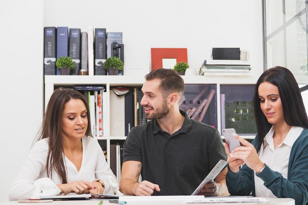 Homme et femme travaillant ensemble