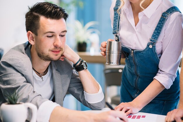 Homme et femme travaillant sur les graphiques