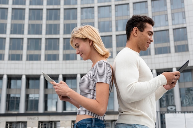 Photo gratuite homme et femme vérifiant les téléphones mobiles