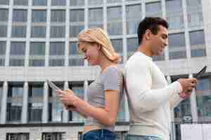 Photo gratuite homme et femme vérifiant les téléphones mobiles