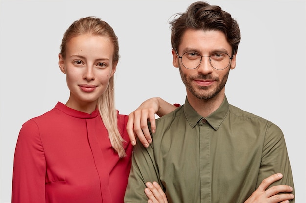 Homme et femme en vêtements formels posant