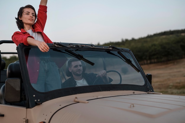 Homme et femme voyageant ensemble en voiture