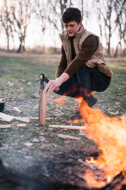 Homme, fendre, bois, dans, nature