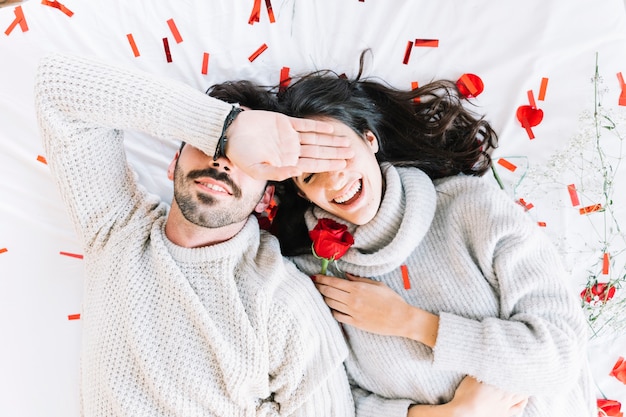 Photo gratuite homme fermant les yeux à la femme et lui-même