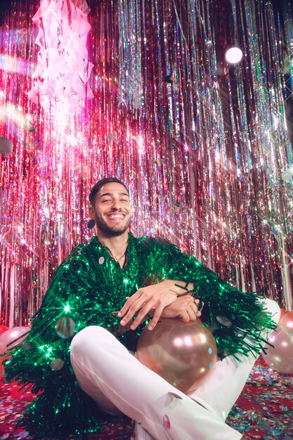 Homme à la fête avec des ballons plein coup