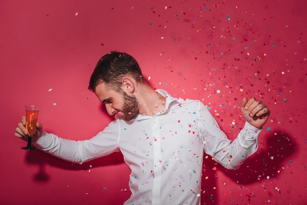 Photo gratuite homme de fête posant avec des confettis