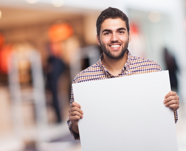 Photo gratuite un homme avec une feuille de papier